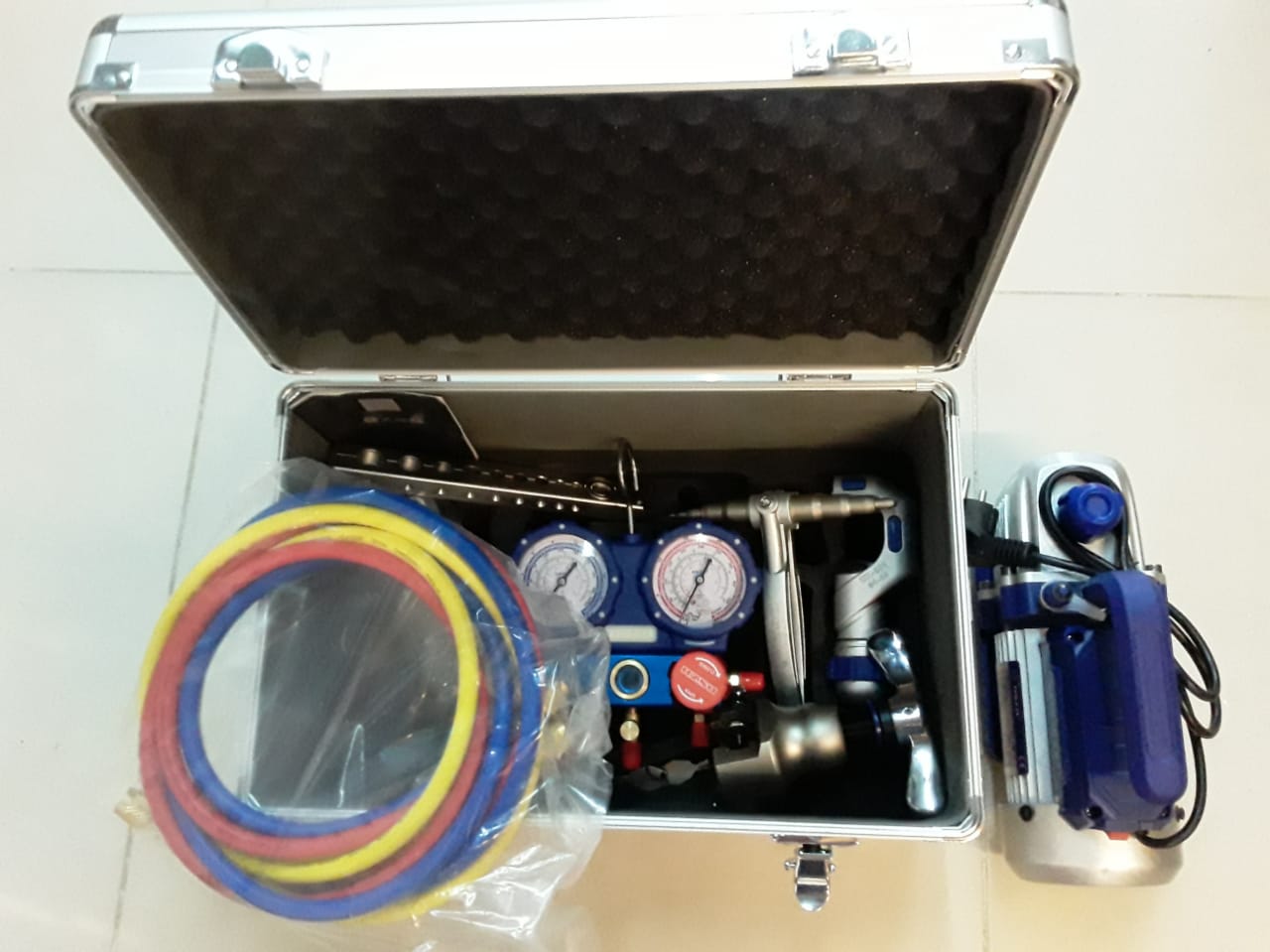 Kit de herramientas c/valija -bomba de vacio-manifold-pestañadora-escareador-cortadora-expansor de caños-