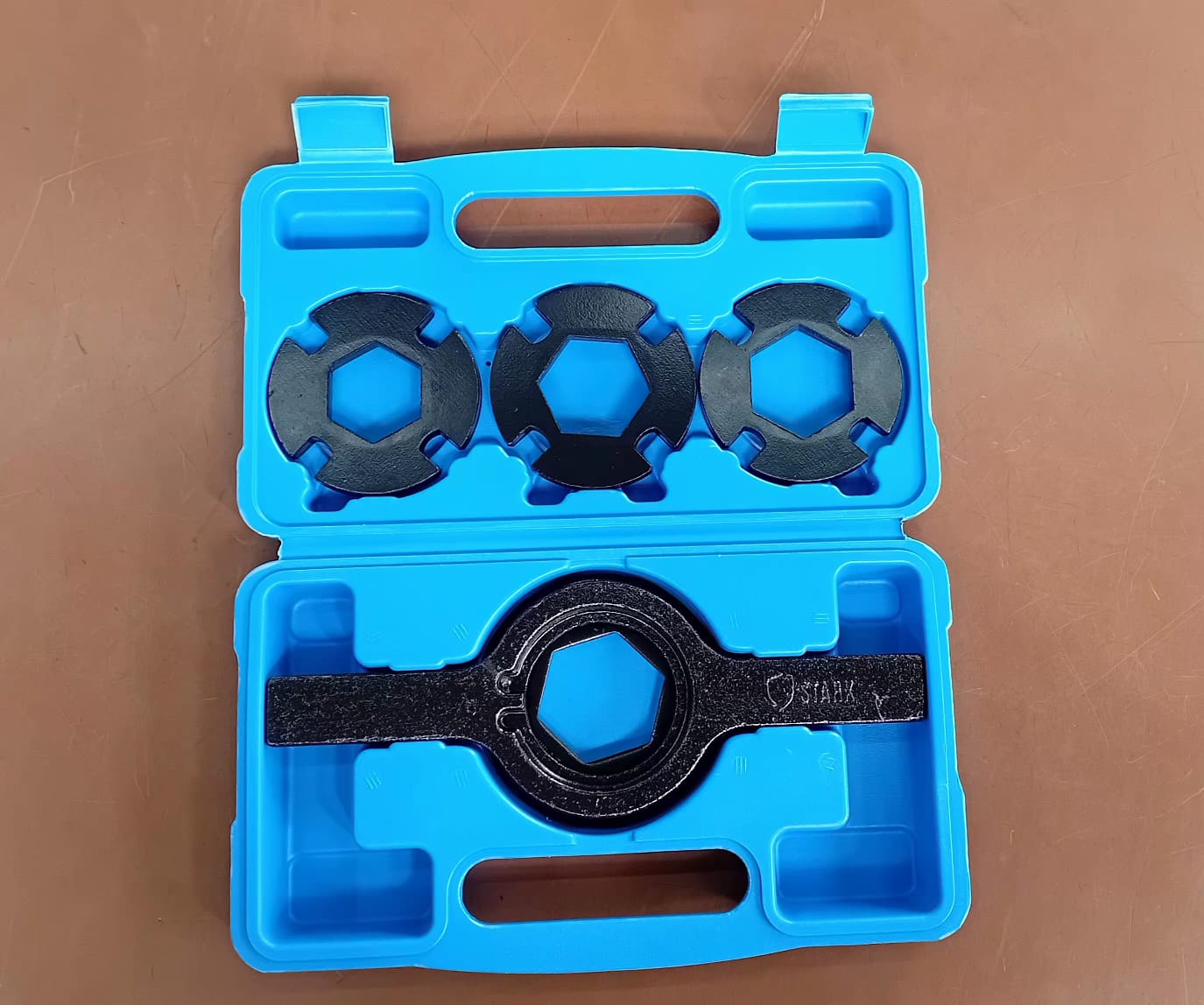 Llave tuerca con 4 adaptadores